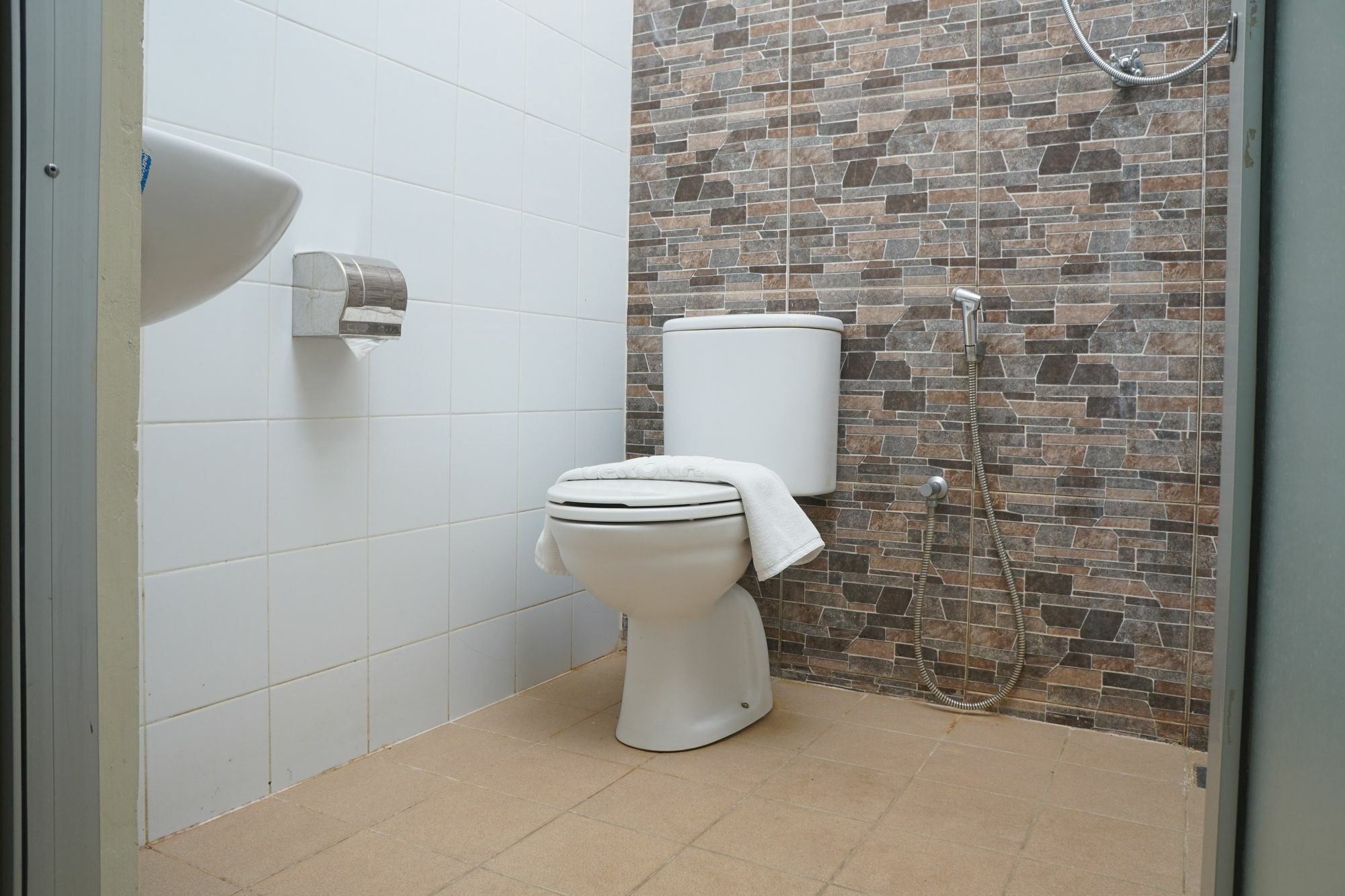 בנדונג Reddoorz Plus @ Ciumbuleuit Area מראה חיצוני תמונה