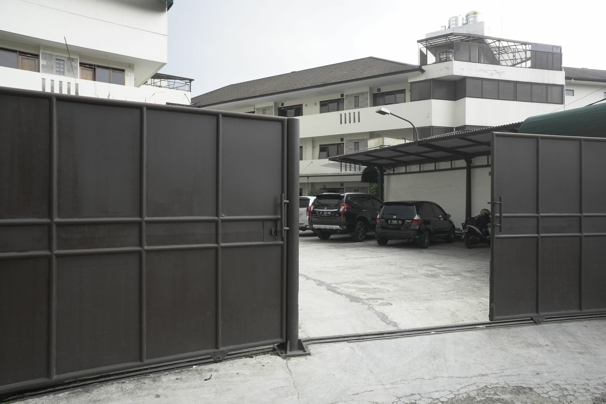 בנדונג Reddoorz Plus @ Ciumbuleuit Area מראה חיצוני תמונה